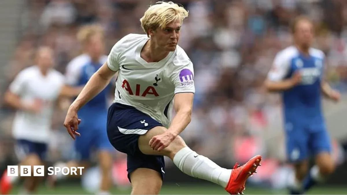 Jugador de Tottenham chutando el balón en el partido Jugador de Tottenham chutando el balón en el partido