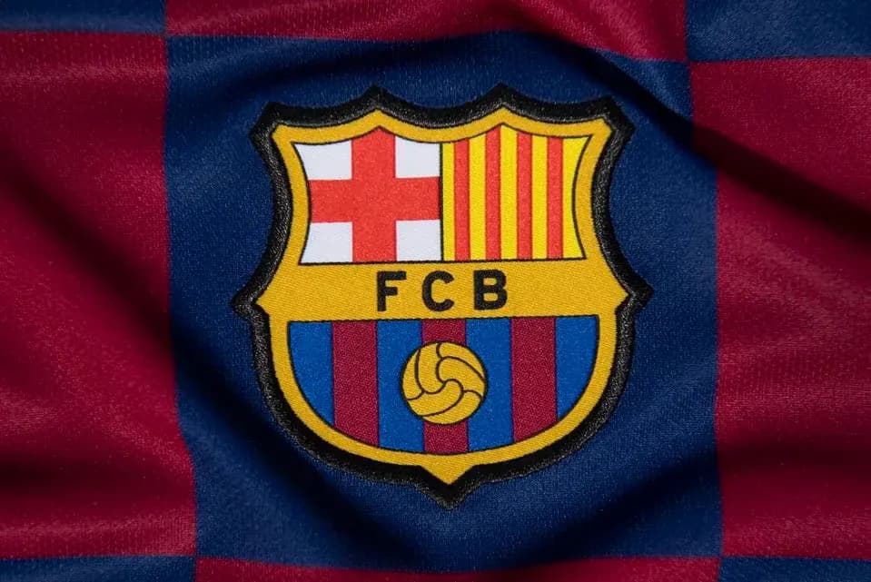 Escudo del FC Barcelona sobre fondo de tela Escudo del FC Barcelona sobre fondo de tela