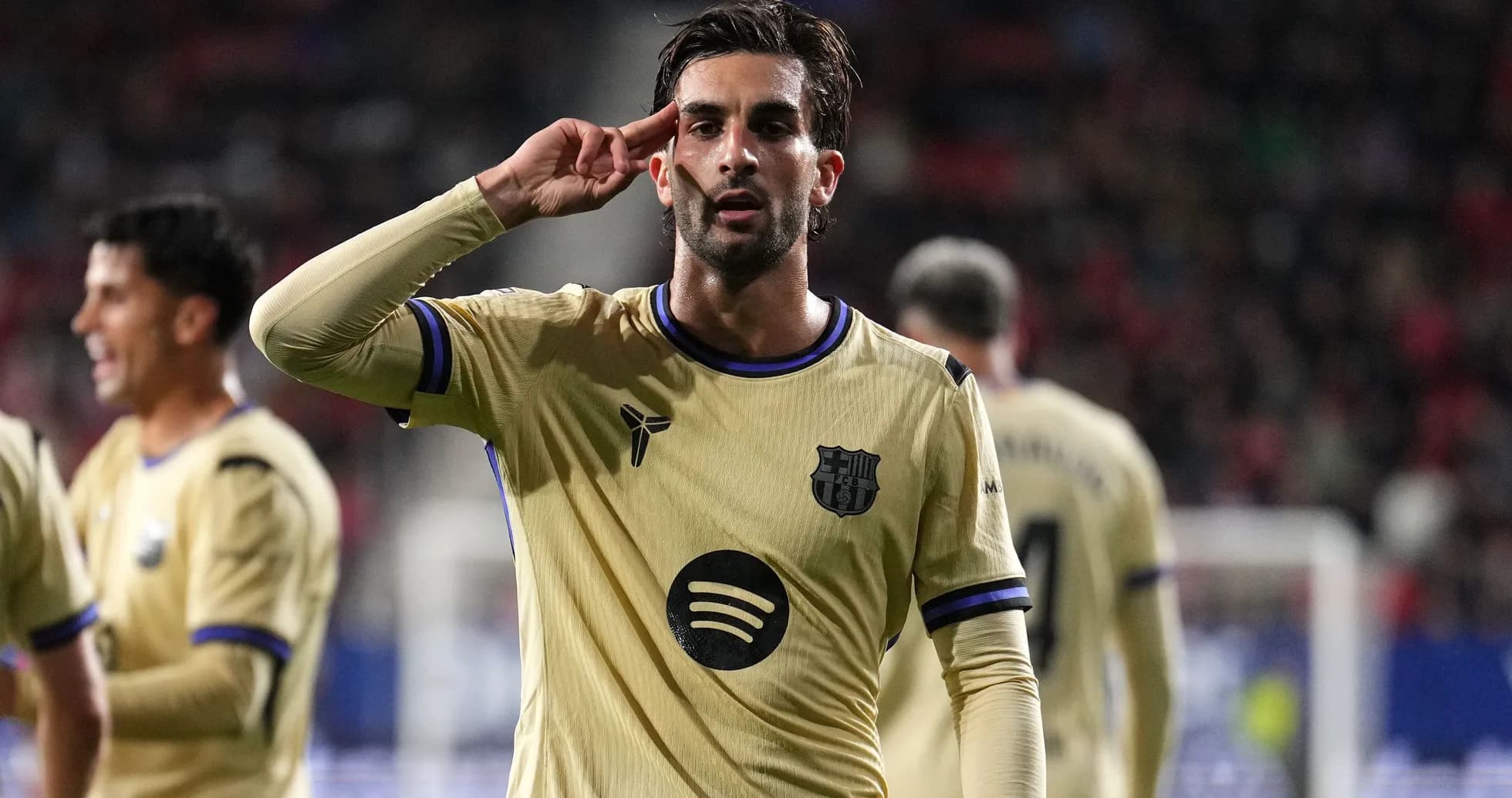 Jugador de Barcelona celebrando un gol con saludo Jugador de Barcelona celebrando un gol con saludo