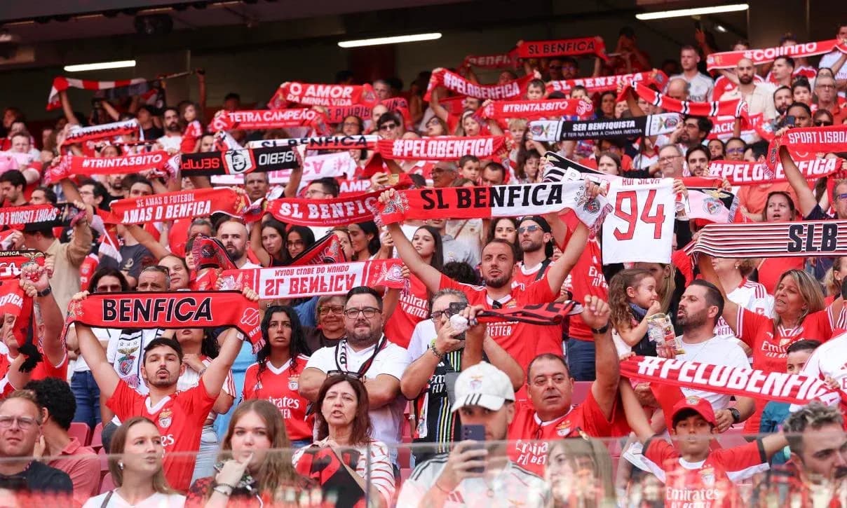 Aficionados de Benfica animando en el estadio Aficionados de Benfica animando en el estadio