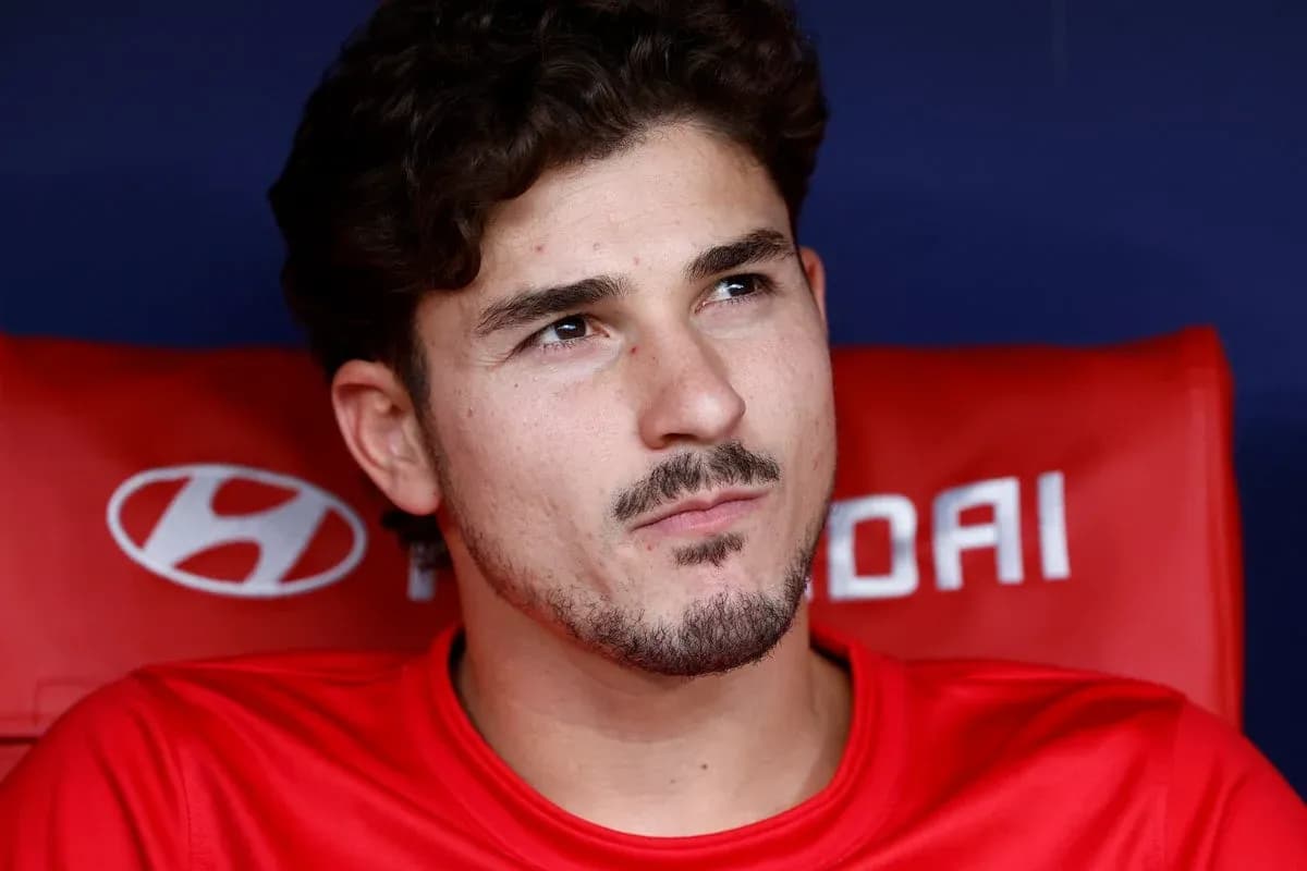 Jugador sentado en el banquillo durante un partido Jugador sentado en el banquillo durante un partido