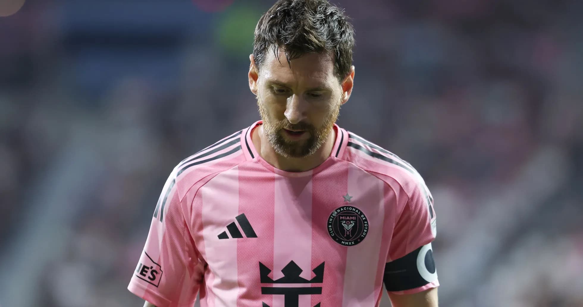 Jugador con camiseta rosa de Inter Miami en el campo Jugador con camiseta rosa de Inter Miami en el campo