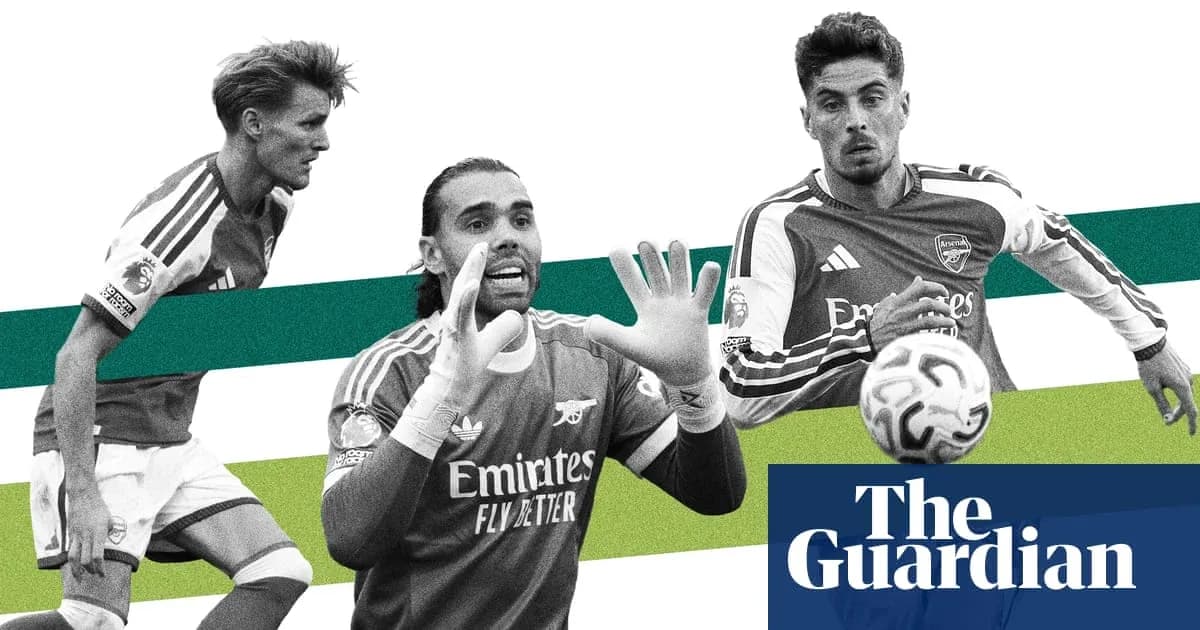Tres jugadores de Arsenal en acción durante un partido Tres jugadores de Arsenal en acción durante un partido