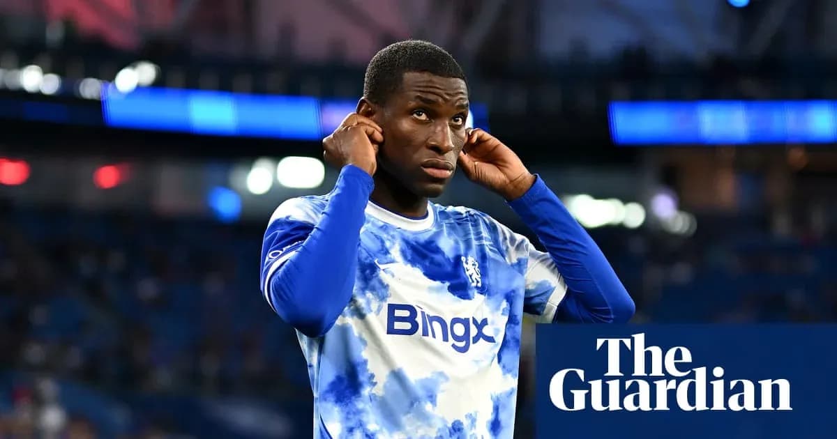Jugador de Chelsea ajustándose los auriculares antes del partido Jugador de Chelsea ajustándose los auriculares antes del partido