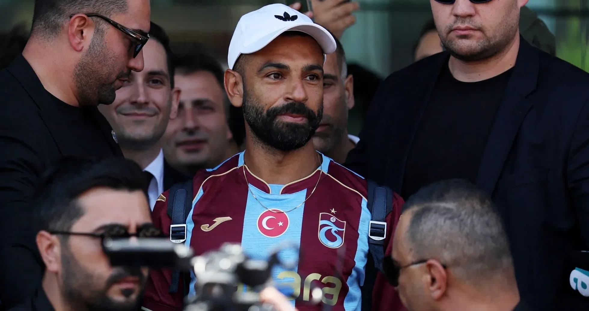 Jugador de Trabzonspor rodeado de seguridad y medios Jugador de Trabzonspor rodeado de seguridad y medios