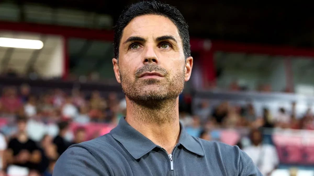 Entrenador observando el partido desde la línea de banda Entrenador observando el partido desde la línea de banda