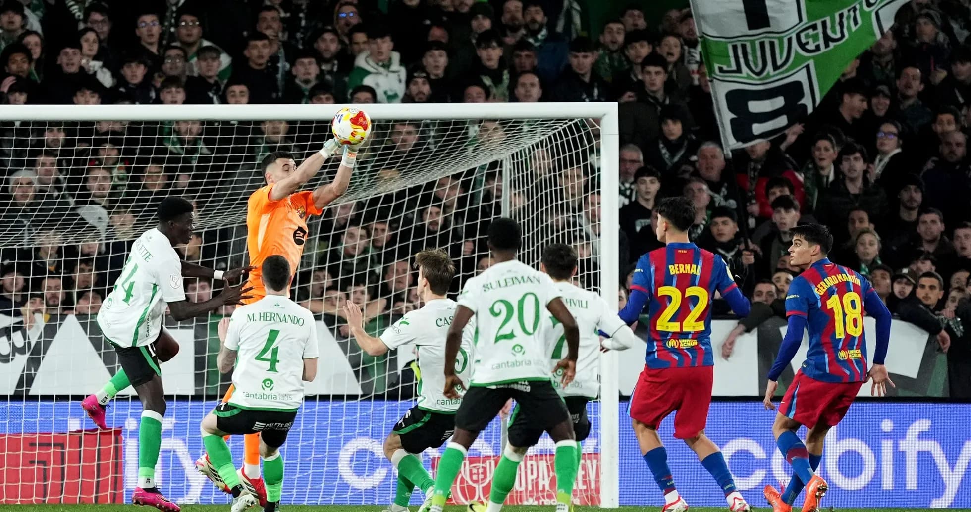Portero atrapando el balón en un partido Portero atrapando el balón en un partido