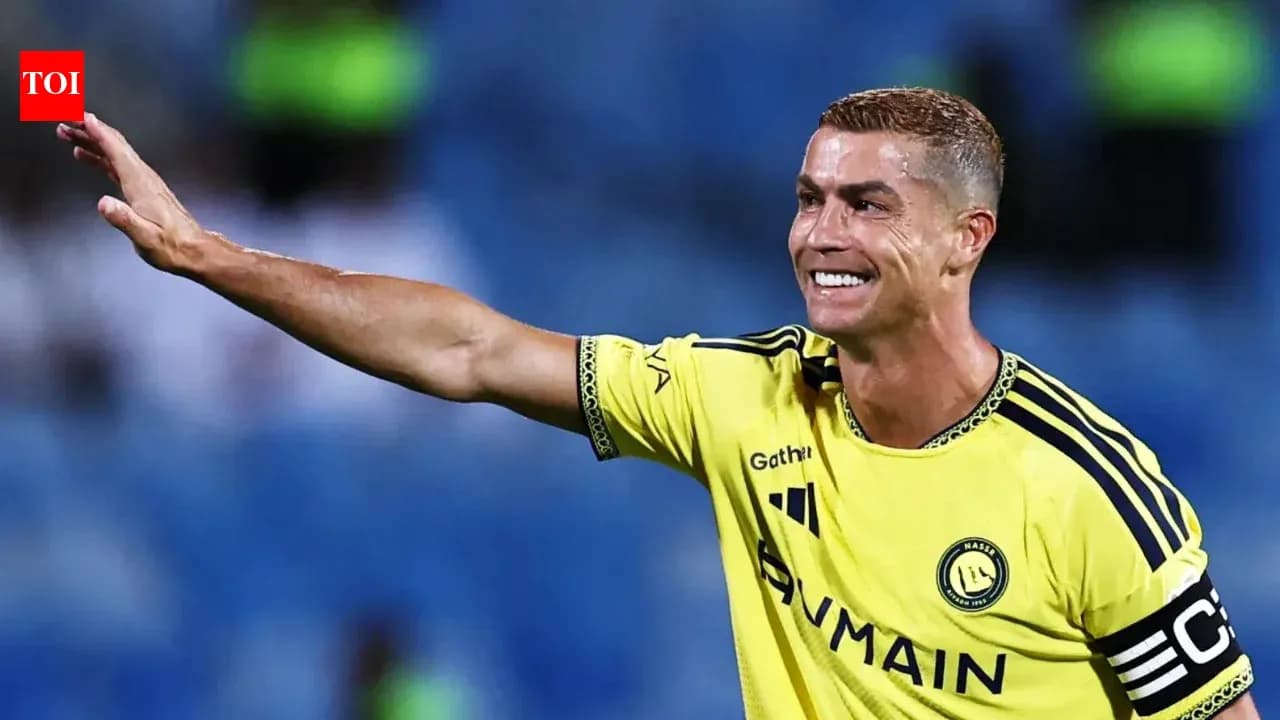 Cristiano Ronaldo saludando en el campo de juego Cristiano Ronaldo saludando en el campo de juego