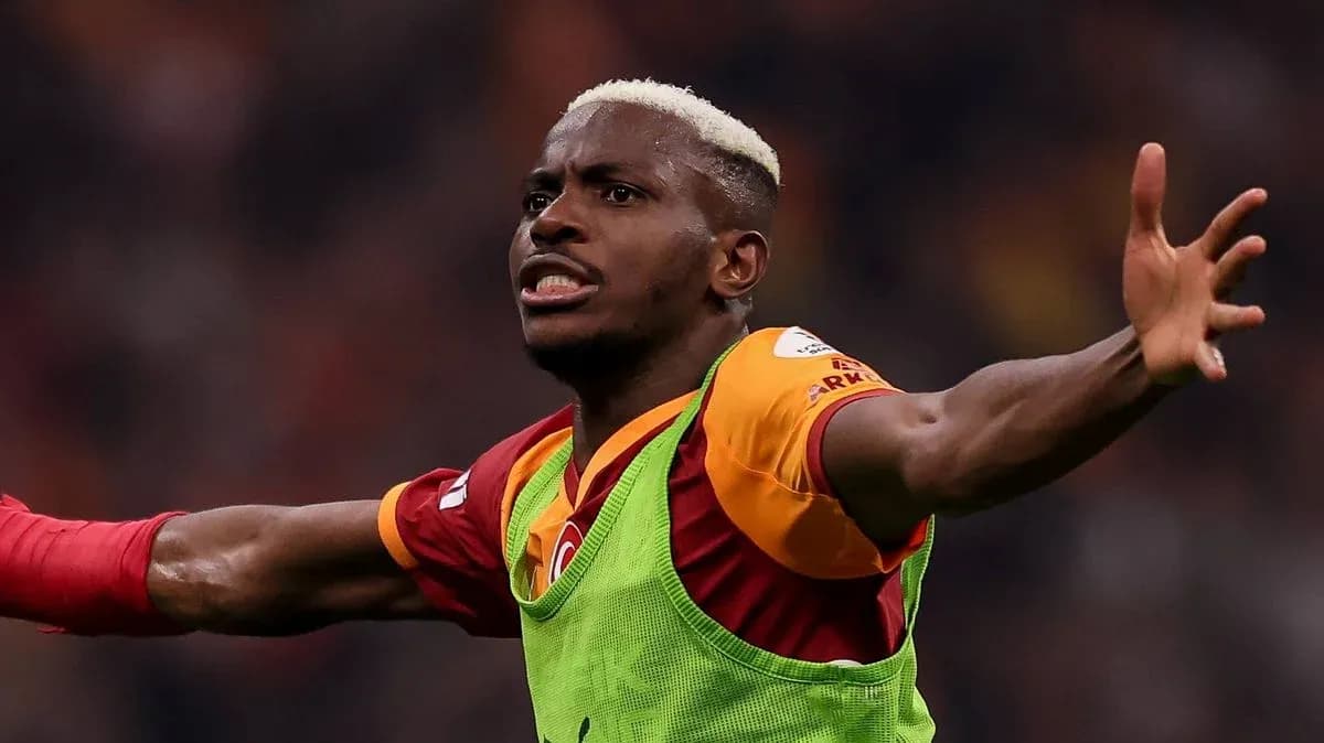 Jugador celebrando un gol con camiseta de Galatasaray Jugador celebrando un gol con camiseta de Galatasaray