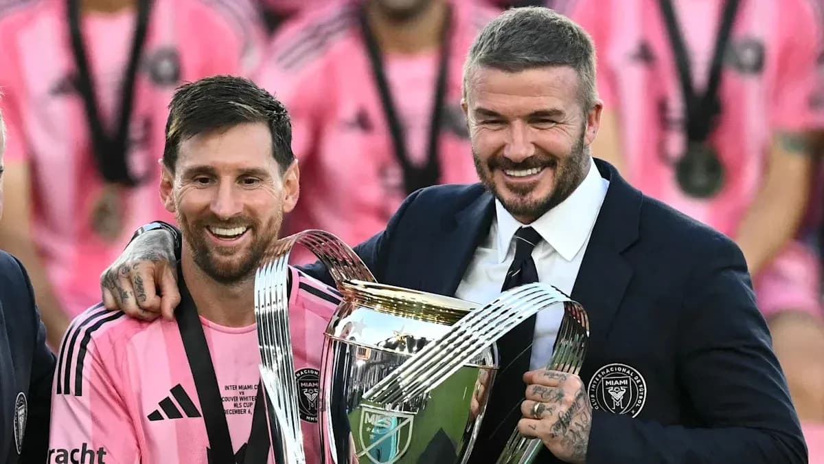 Lionel Messi y David Beckham sosteniendo un trofeo Lionel Messi y David Beckham sosteniendo un trofeo
