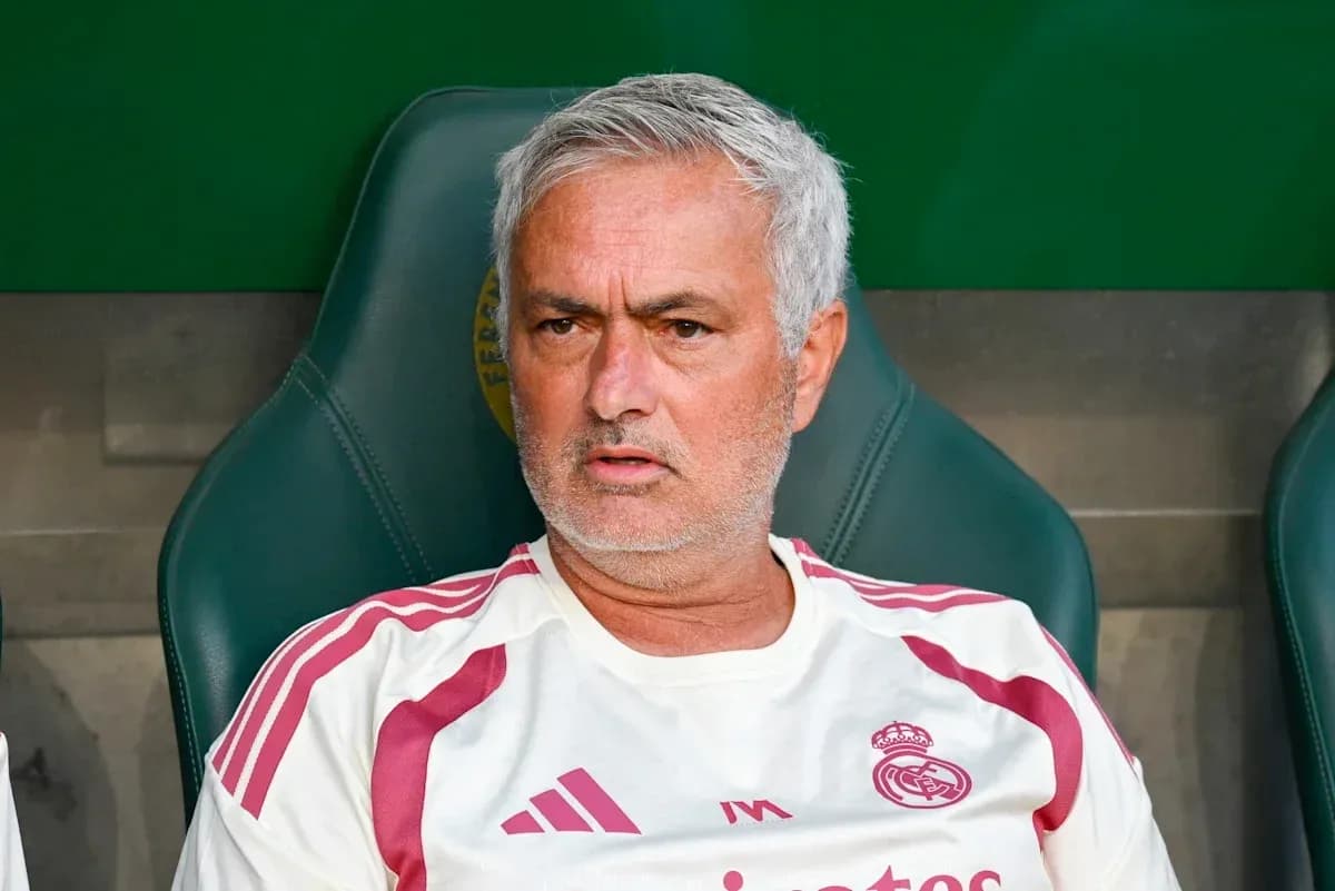 Entrenador sentado en el banquillo durante el partido Entrenador sentado en el banquillo durante el partido