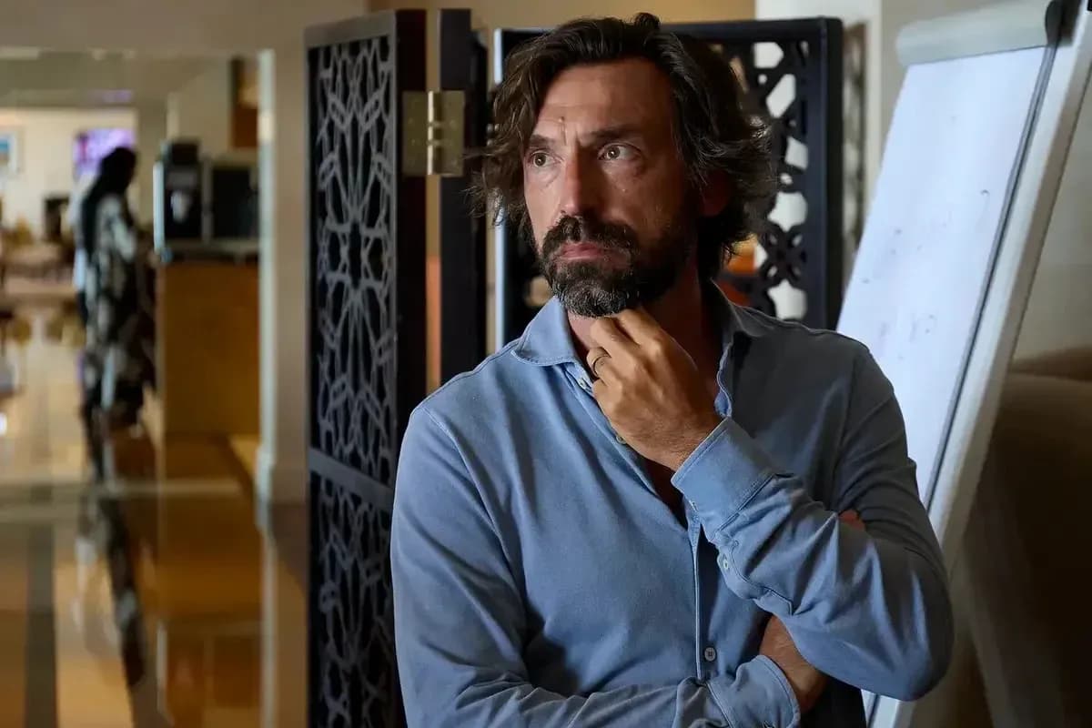 Hombre con camisa azul en un entorno interior Hombre con camisa azul en un entorno interior