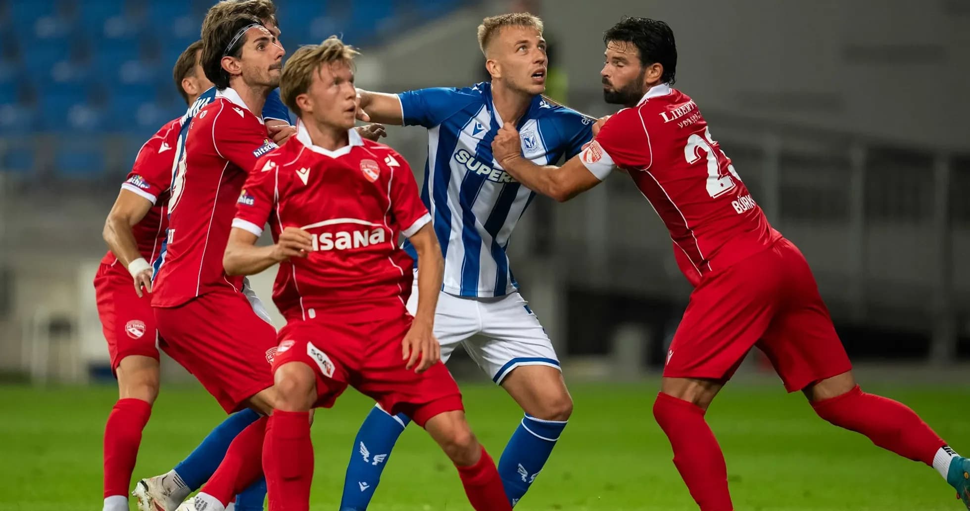 Jugadores de Lech Poznan y FC Thun en acción Jugadores de Lech Poznan y FC Thun en acción