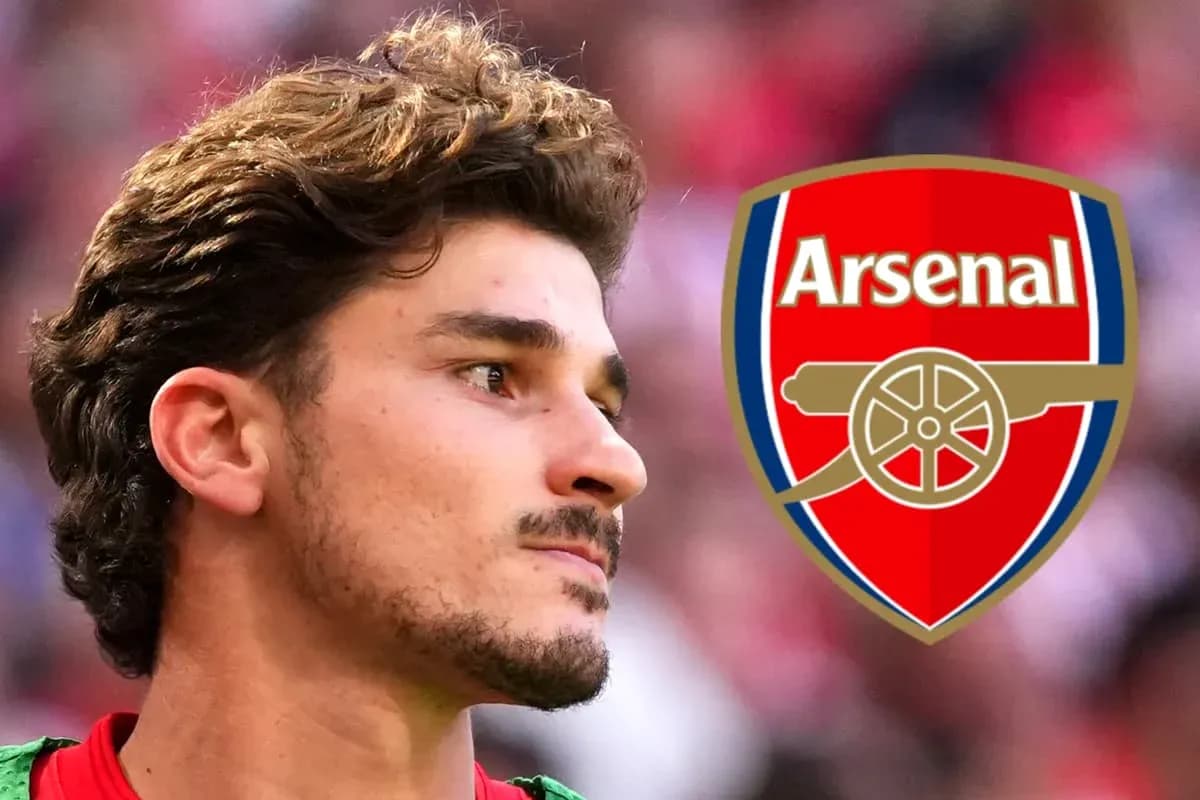 Jugador de Arsenal con el logotipo del club Jugador de Arsenal con el logotipo del club