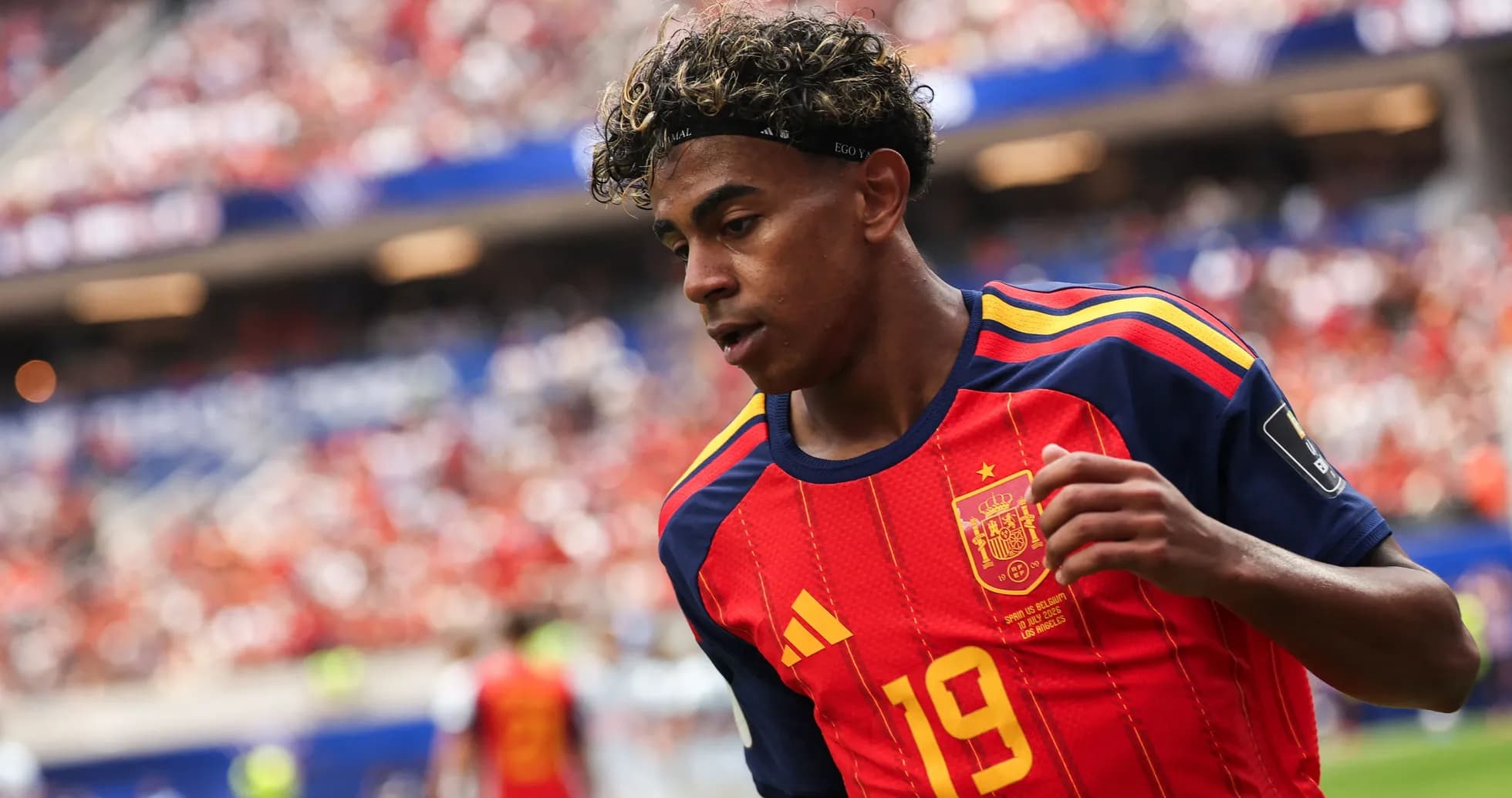Jugador de España corriendo en el campo de fútbol Jugador de España corriendo en el campo de fútbol