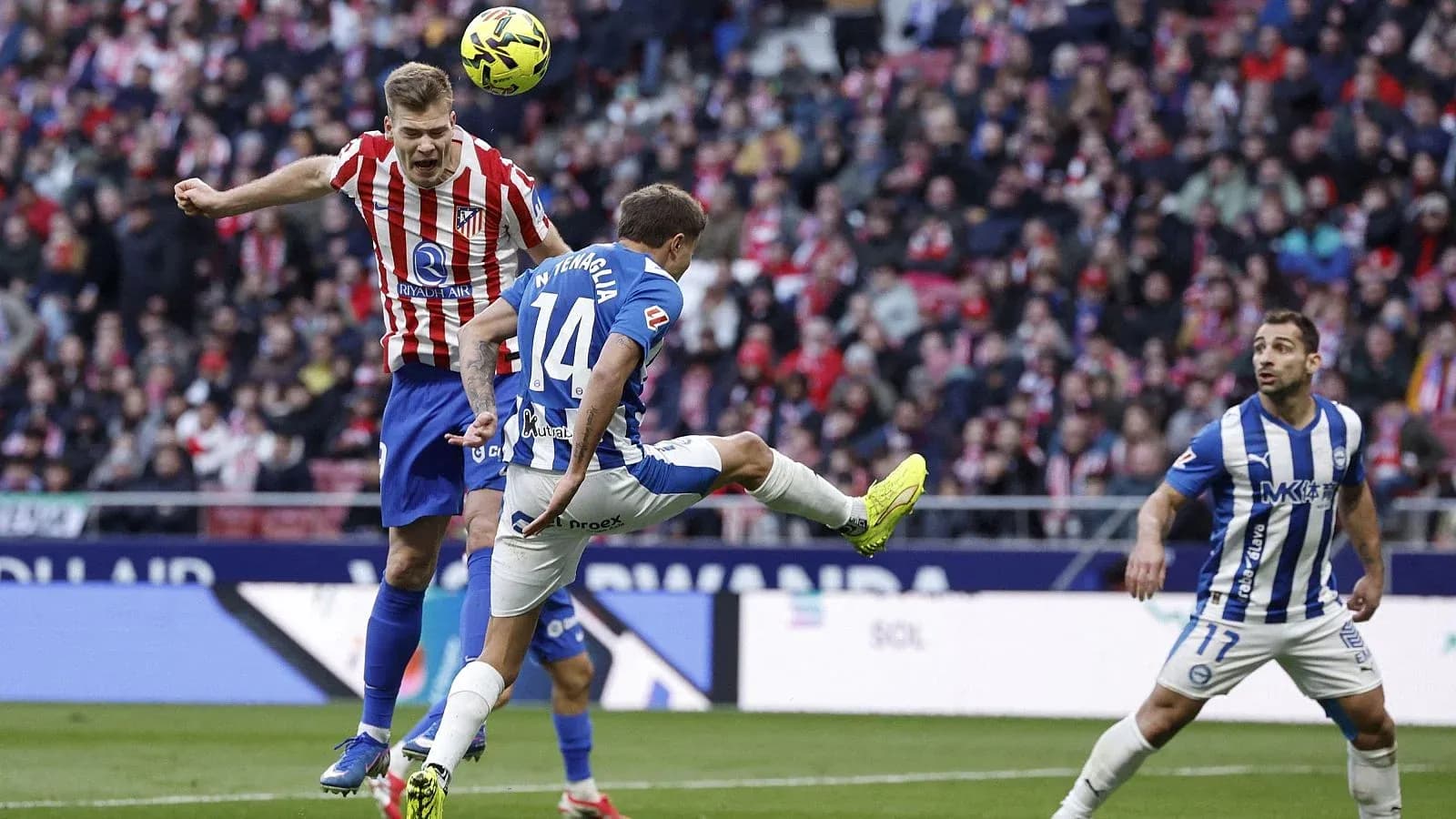 Jugadores de Alavés y Atlético en acción Jugadores de Alavés y Atlético en acción