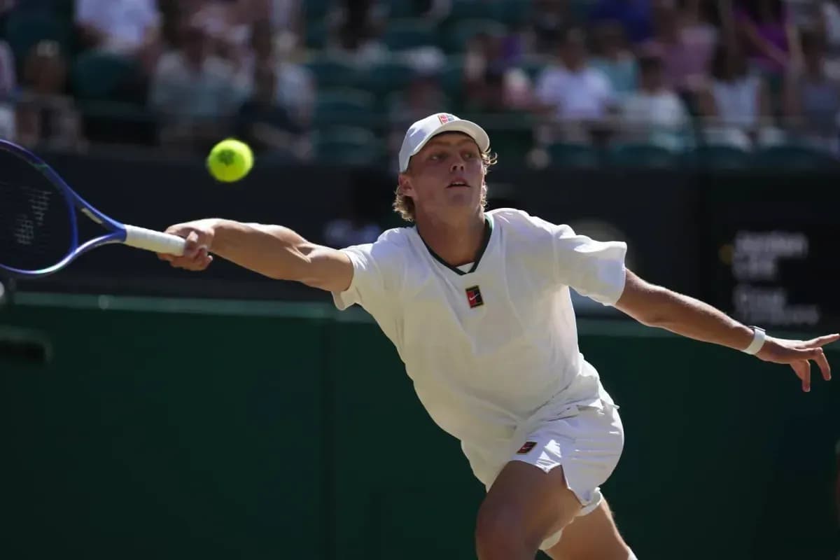 Jugador de tenis golpeando la pelota en Wimbledon Jugador de tenis golpeando la pelota en Wimbledon