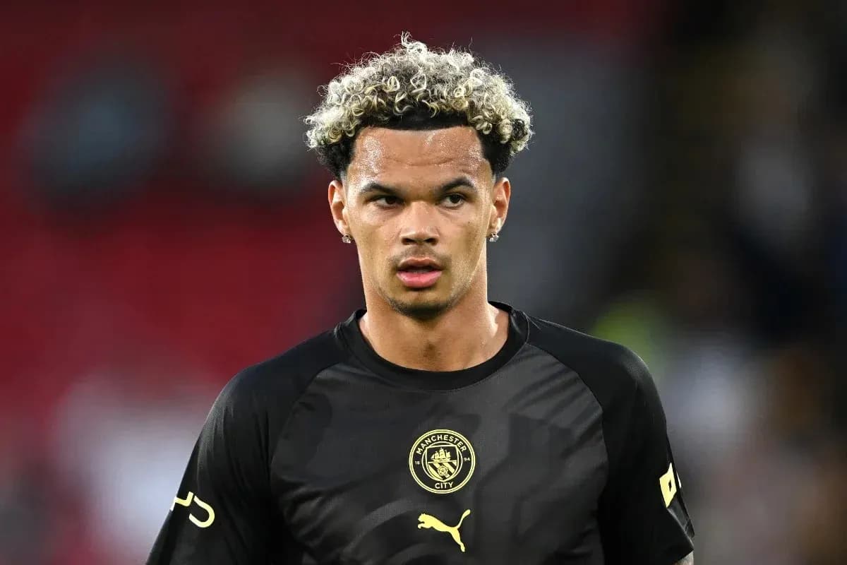 Jugador de Manchester City en calentamiento previo al partido Jugador de Manchester City en calentamiento previo al partido