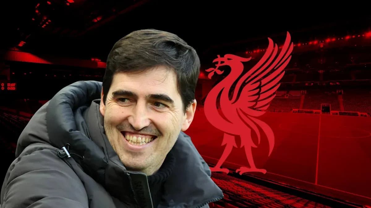 Entrenador sonriente frente al logo de Liverpool Entrenador sonriente frente al logo de Liverpool