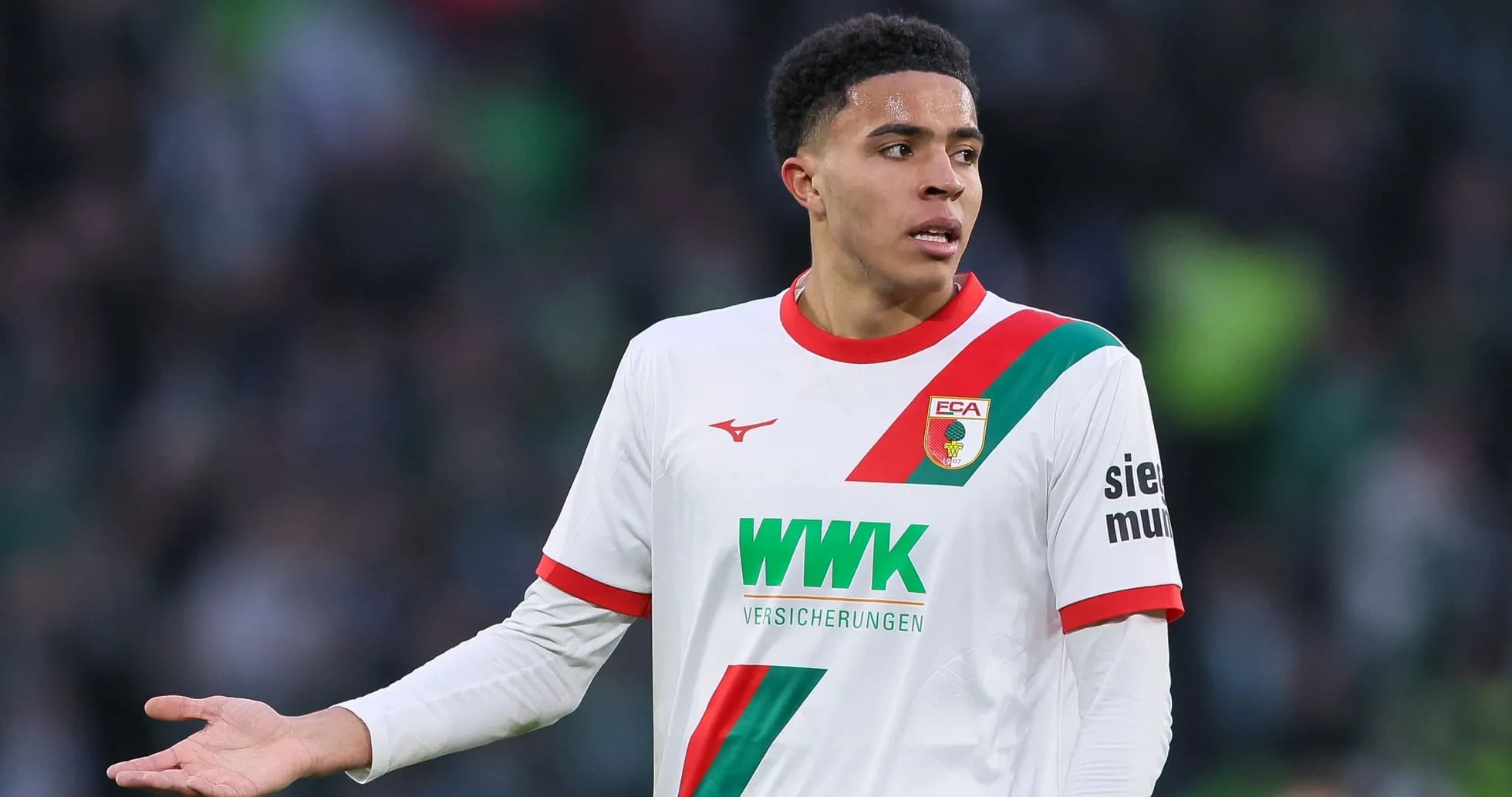 Jugador de fútbol en camiseta de Augsburg durante partido Jugador de fútbol en camiseta de Augsburg durante partido