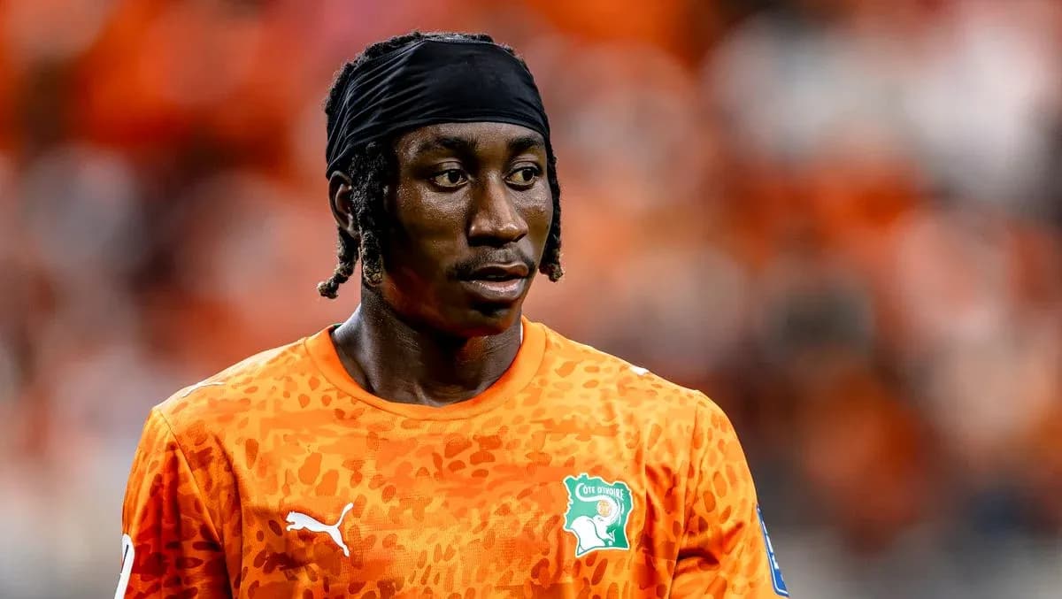 Jugador con camiseta naranja de Côte d'Ivoire en el campo Jugador con camiseta naranja de Côte d'Ivoire en el campo