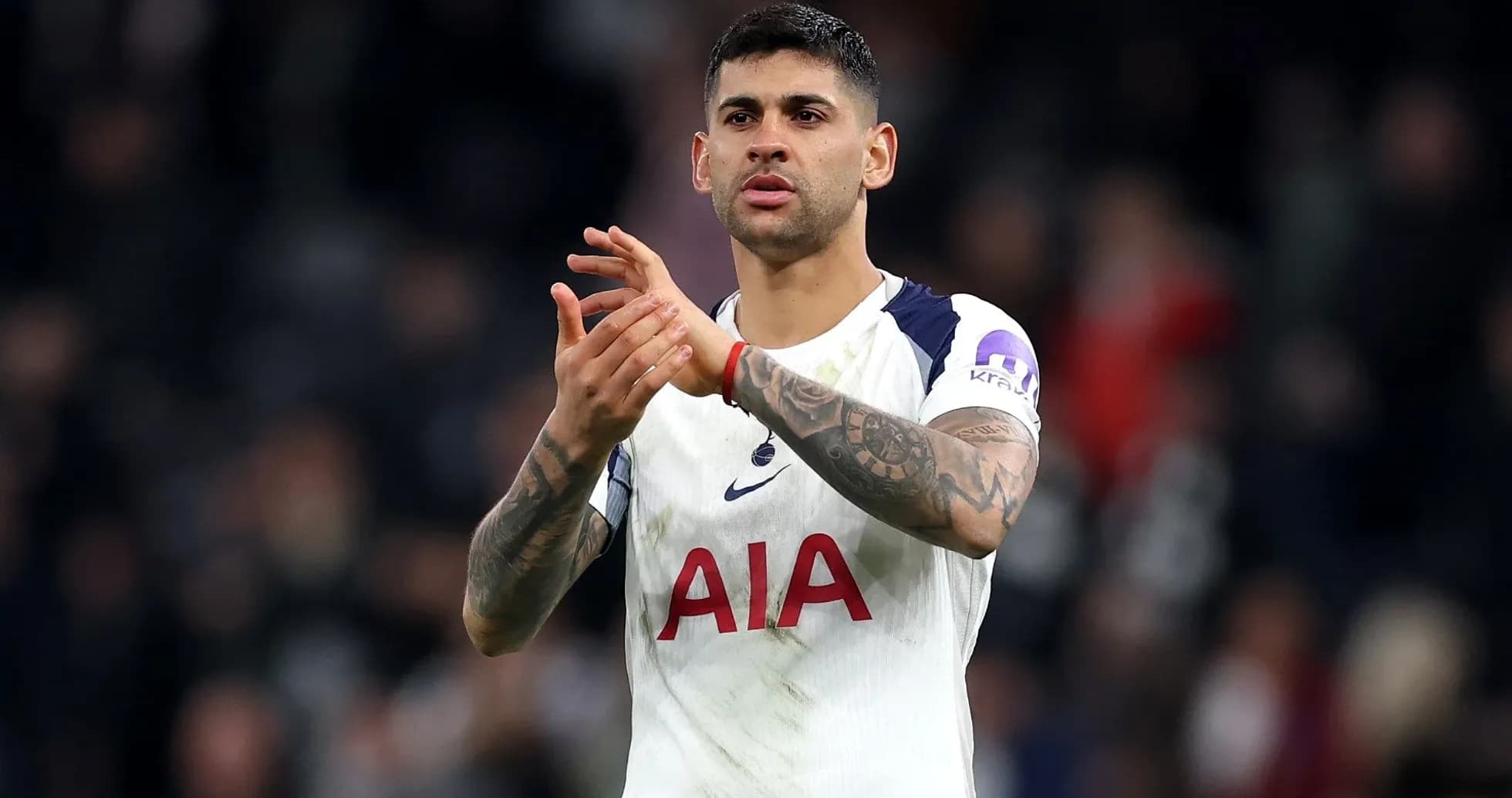 Jugador de Tottenham aplaudiendo tras el partido Jugador de Tottenham aplaudiendo tras el partido