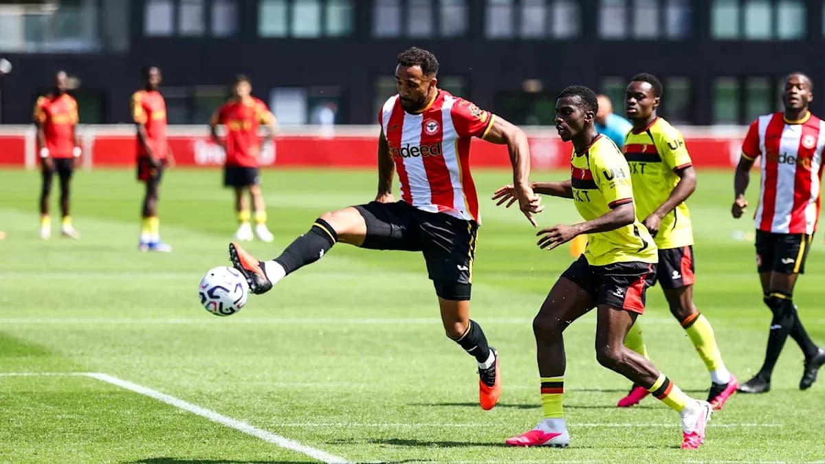 Jugador de Brentford controla el balón durante el entrenamiento Jugador de Brentford controla el balón durante el entrenamiento
