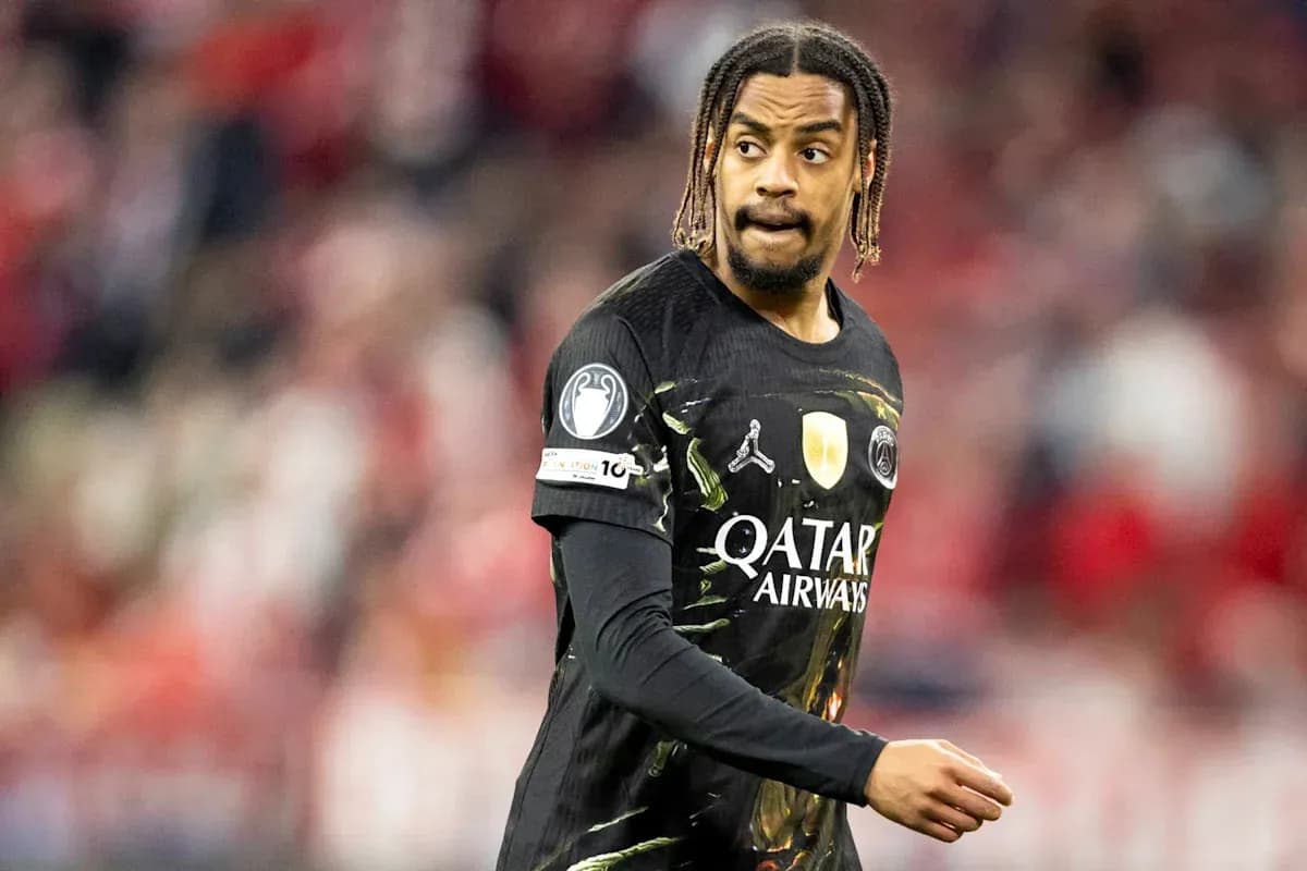 Jugador de fútbol con uniforme de PSG en acción Jugador de fútbol con uniforme de PSG en acción