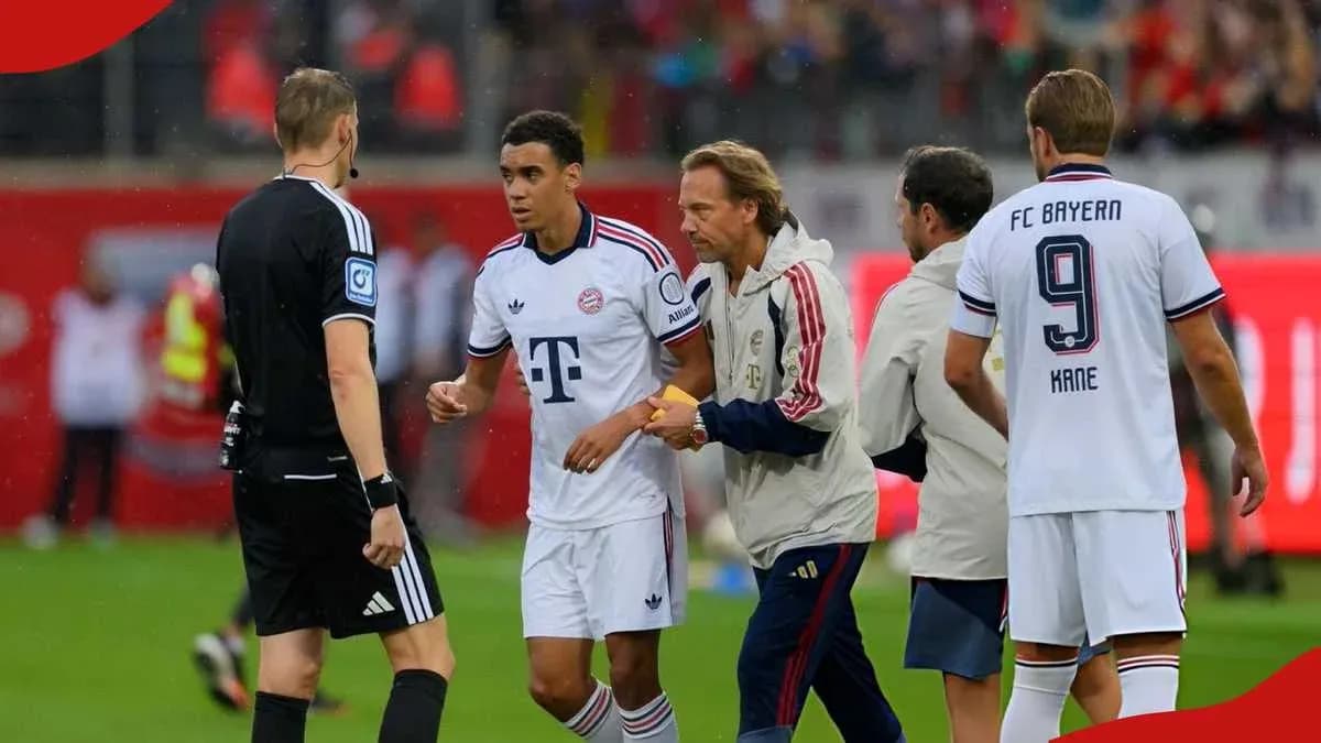 Jugador de Bayern Munich siendo atendido por el cuerpo técnico Jugador de Bayern Munich siendo atendido por el cuerpo técnico
