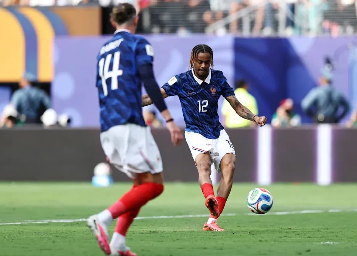Jugador de Francia pateando el balón durante un partido Jugador de Francia pateando el balón durante un partido