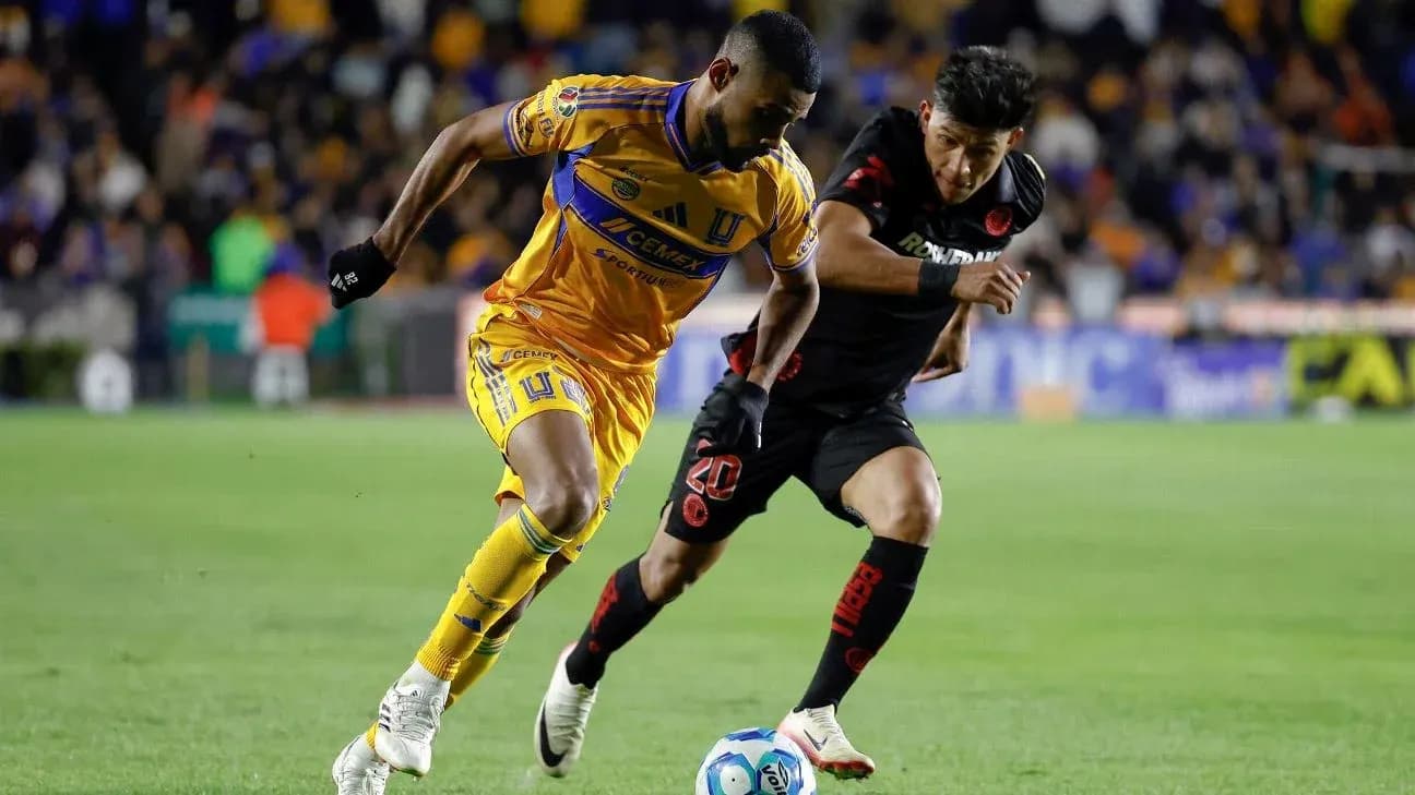 Jugador de Tigres UANL driblando a jugador de Toluca Jugador de Tigres UANL driblando a jugador de Toluca