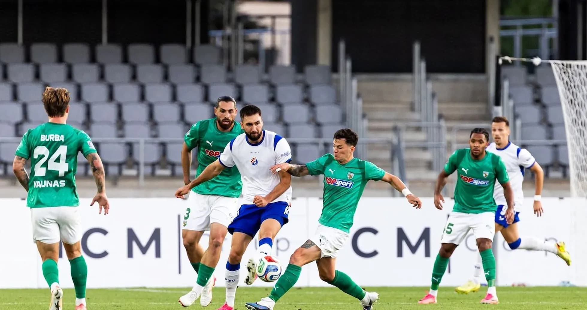 Jugadores de Kauno Žalgiris y Dinamo Zagreb en acción Jugadores de Kauno Žalgiris y Dinamo Zagreb en acción