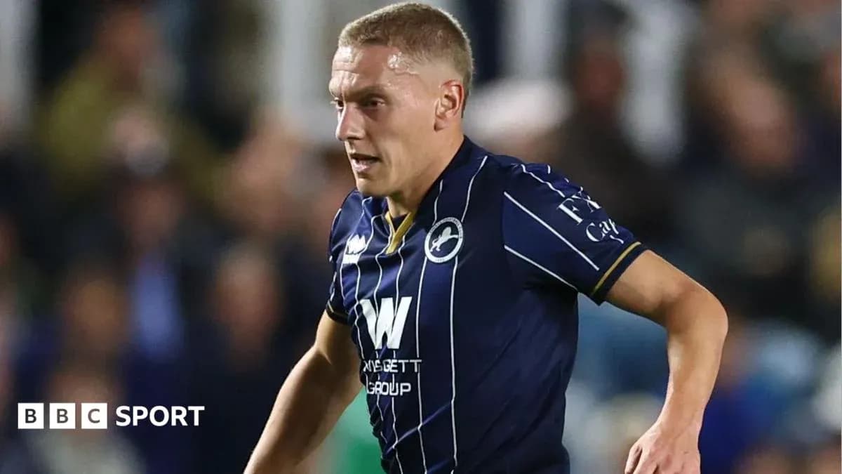 Jugador corriendo en partido con camiseta de Millwall Jugador corriendo en partido con camiseta de Millwall