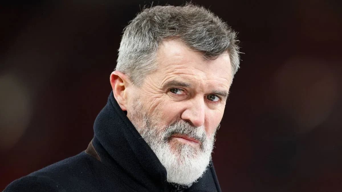 Hombre con barba y abrigo en un estadio Hombre con barba y abrigo en un estadio