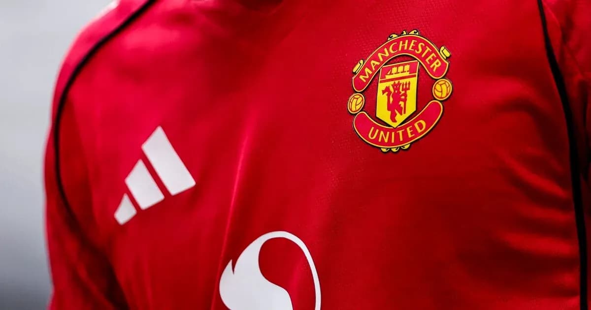 Camisa roja de Manchester United con logo visible Camisa roja de Manchester United con logo visible