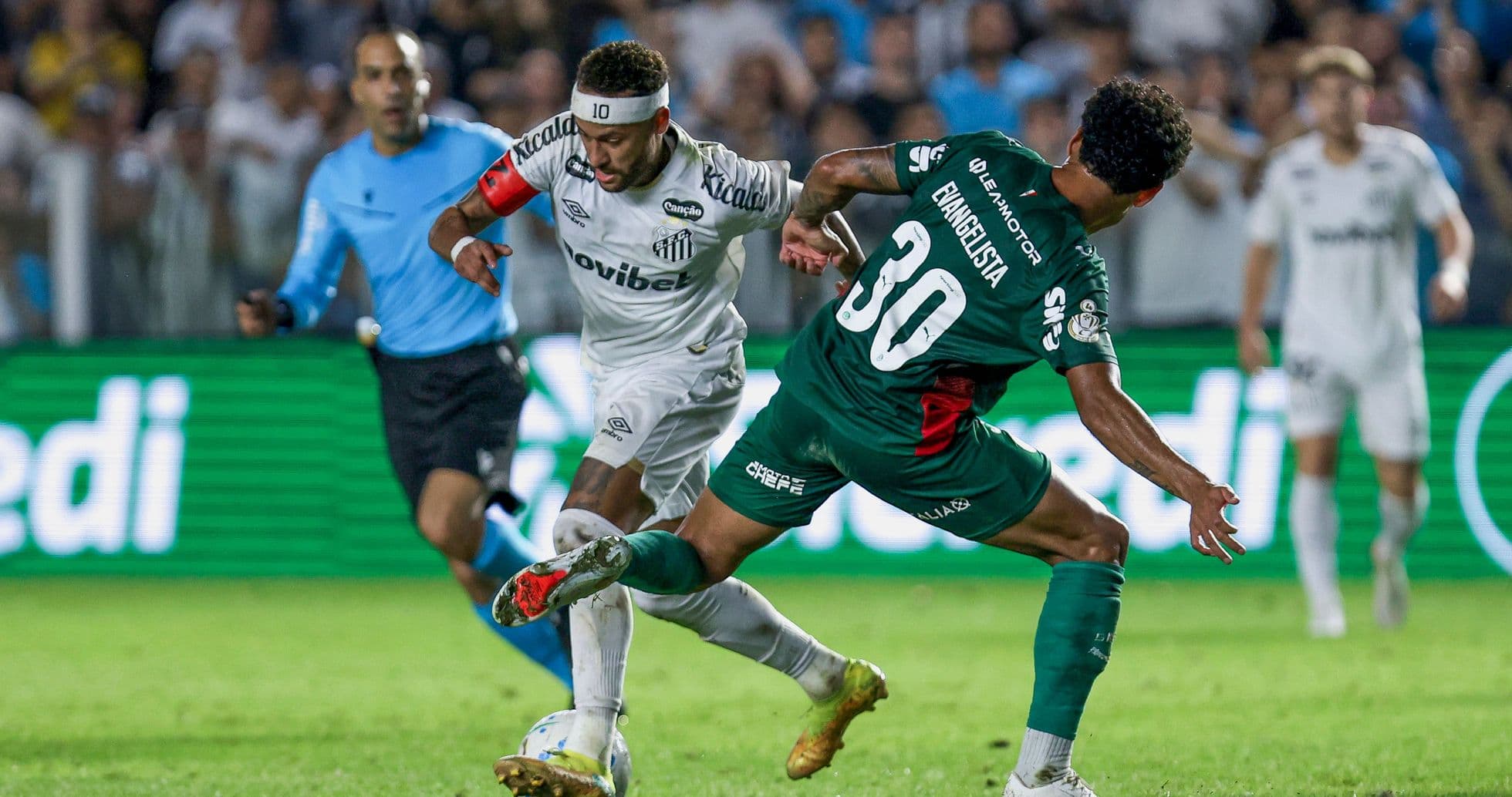 Jugador de Santos driblando a oponente durante partido Jugador de Santos driblando a oponente durante partido
