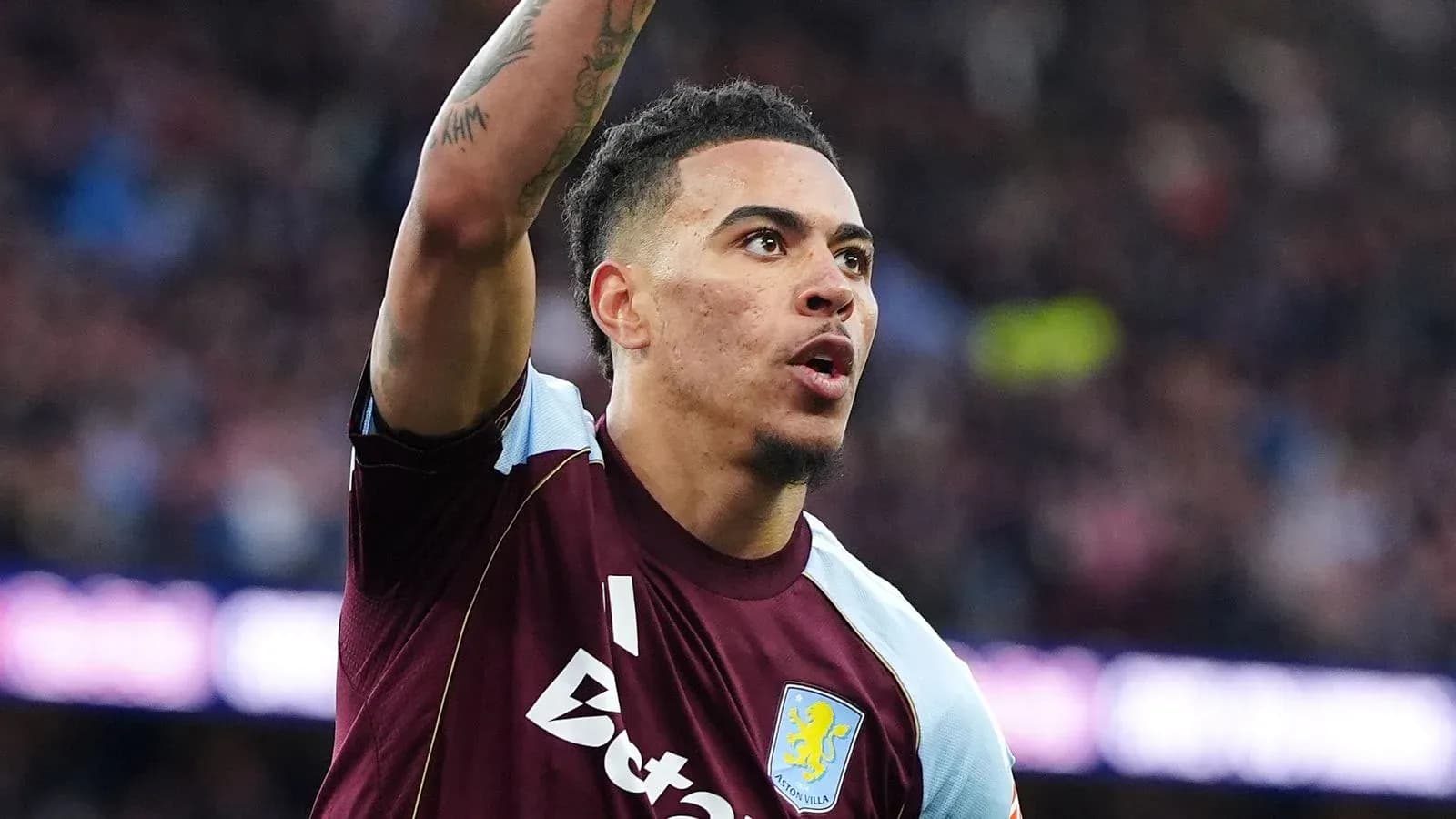 Jugador de Aston Villa celebrando un gol en el estadio Jugador de Aston Villa celebrando un gol en el estadio