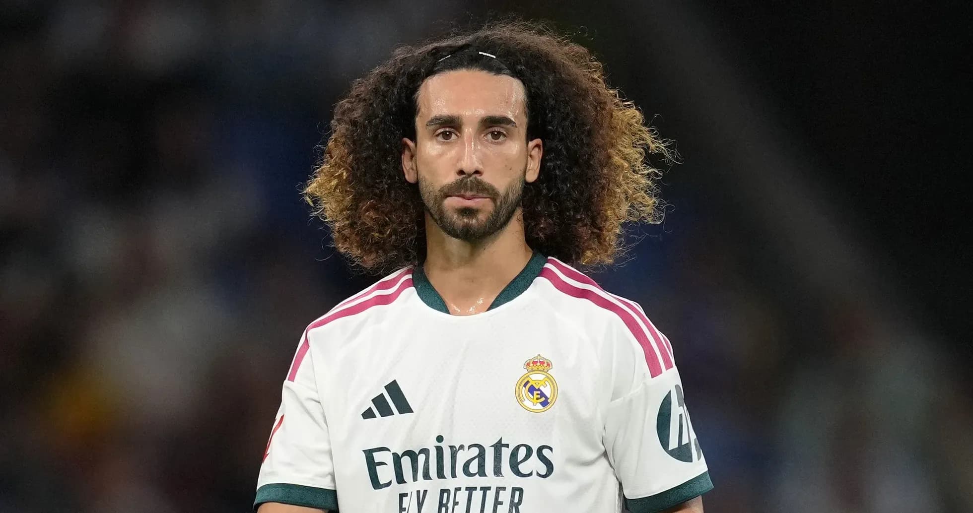 Jugador de Real Madrid con cabello rizado en el campo Jugador de Real Madrid con cabello rizado en el campo