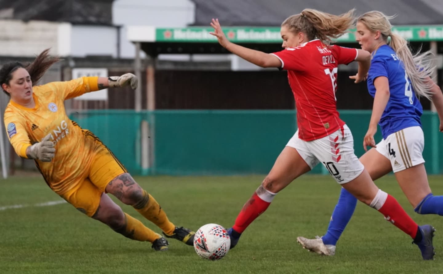 Charlton Athletic W atacando contra Leicester City WFC Charlton Athletic W atacando contra Leicester City WFC