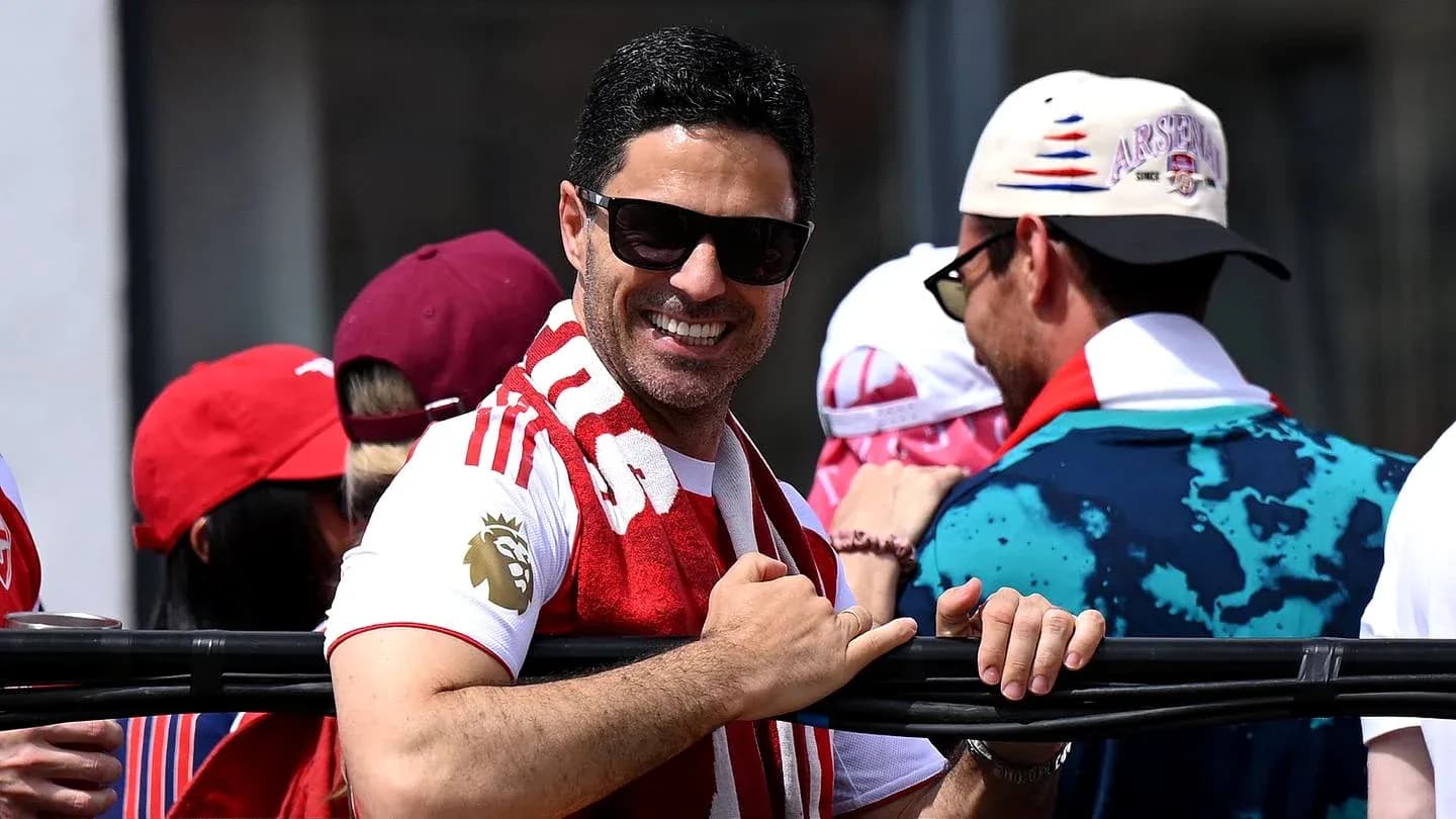 Hombre con gafas de sol y bufanda en celebración Hombre con gafas de sol y bufanda en celebración
