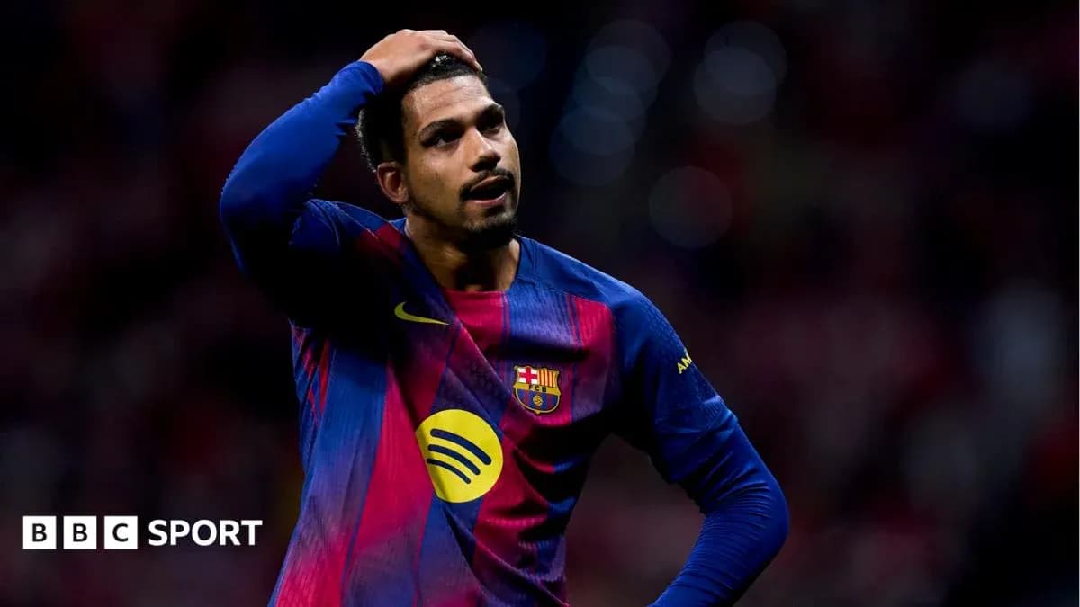 Jugador de Barcelona con expresión pensativa en el campo Jugador de Barcelona con expresión pensativa en el campo