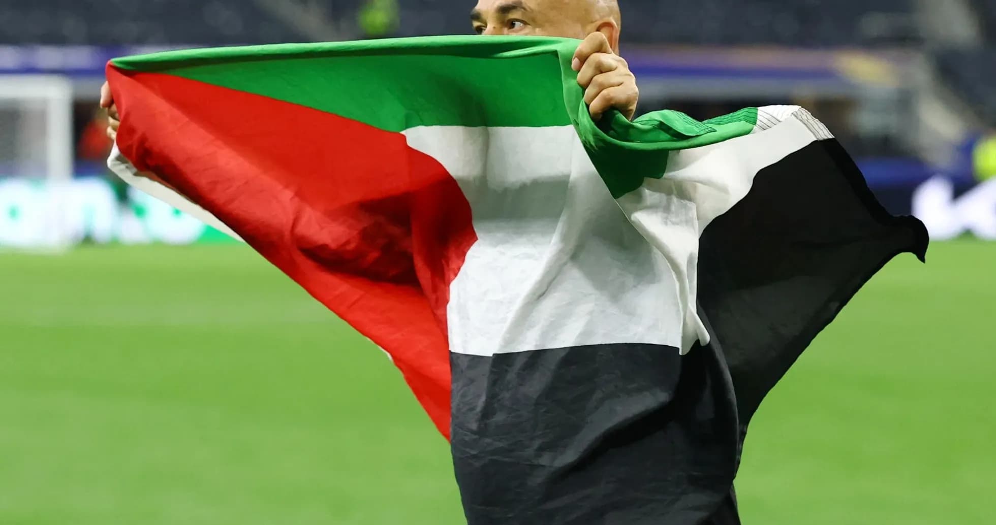 Hombre sosteniendo bandera de Palestina en el campo Hombre sosteniendo bandera de Palestina en el campo