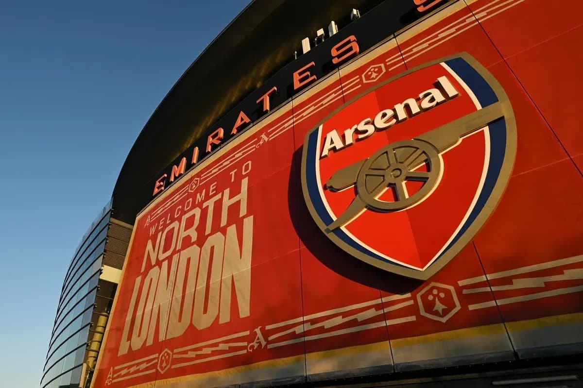 Fachada del Emirates Stadium con escudo de Arsenal Fachada del Emirates Stadium con escudo de Arsenal