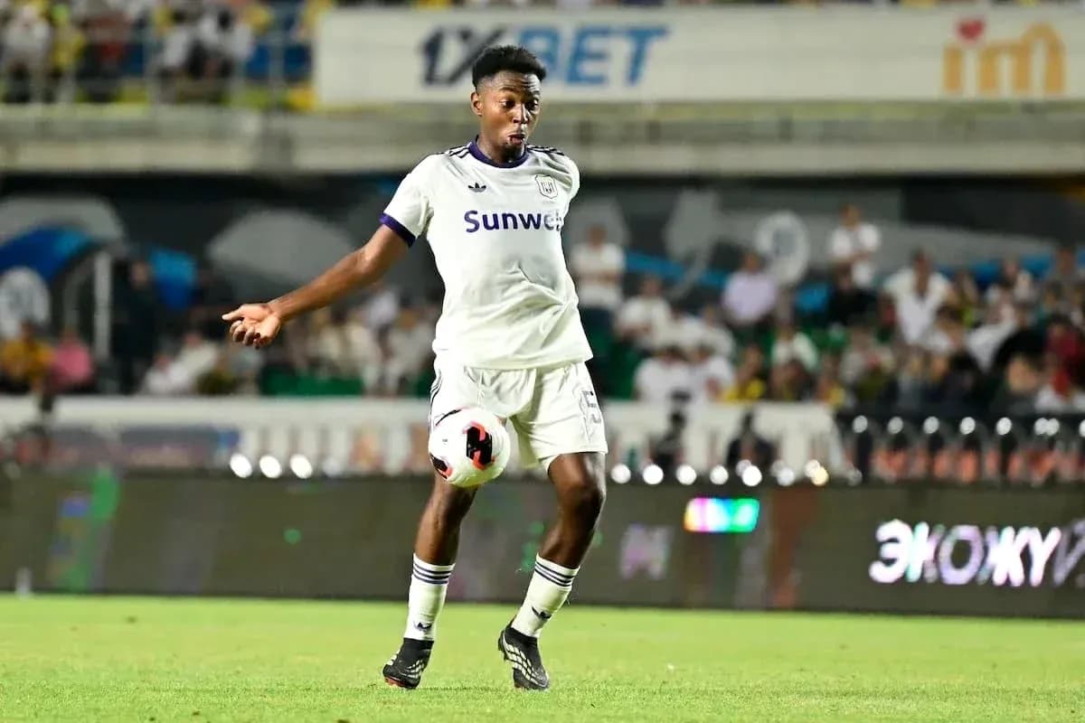 Jugador de Anderlecht controlando el balón Jugador de Anderlecht controlando el balón