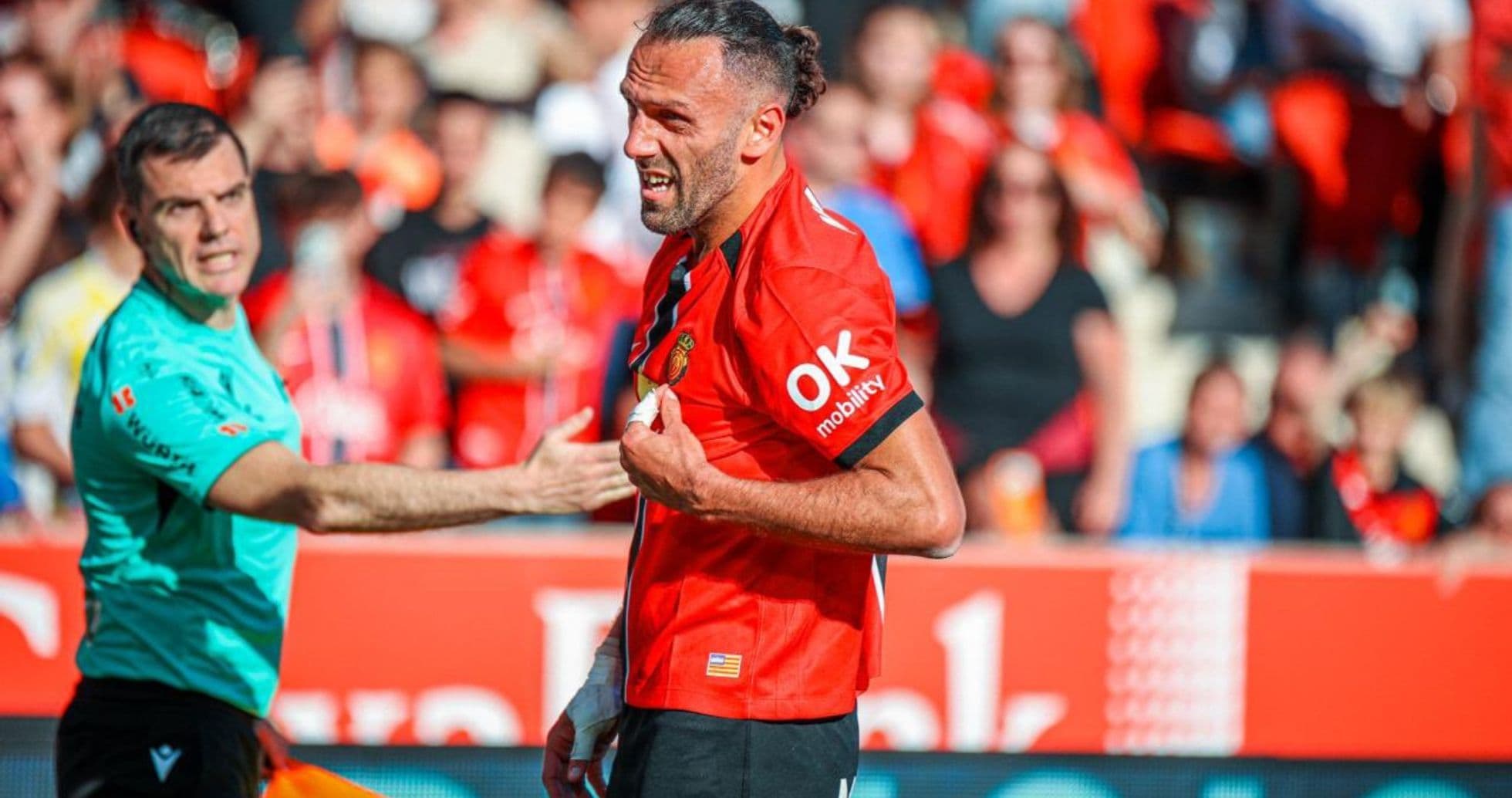Jugador de Mallorca en acción durante el partido Jugador de Mallorca en acción durante el partido