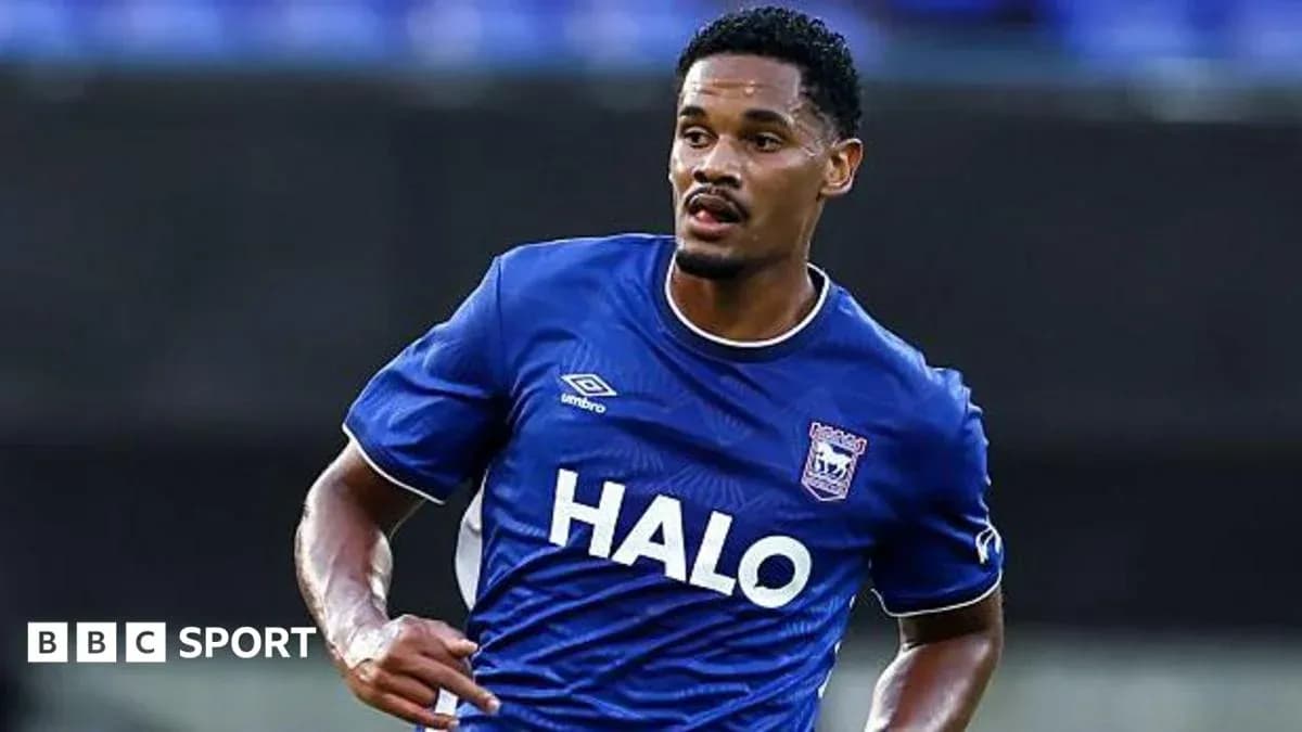 Jugador corriendo con camiseta azul de Ipswich Town Jugador corriendo con camiseta azul de Ipswich Town