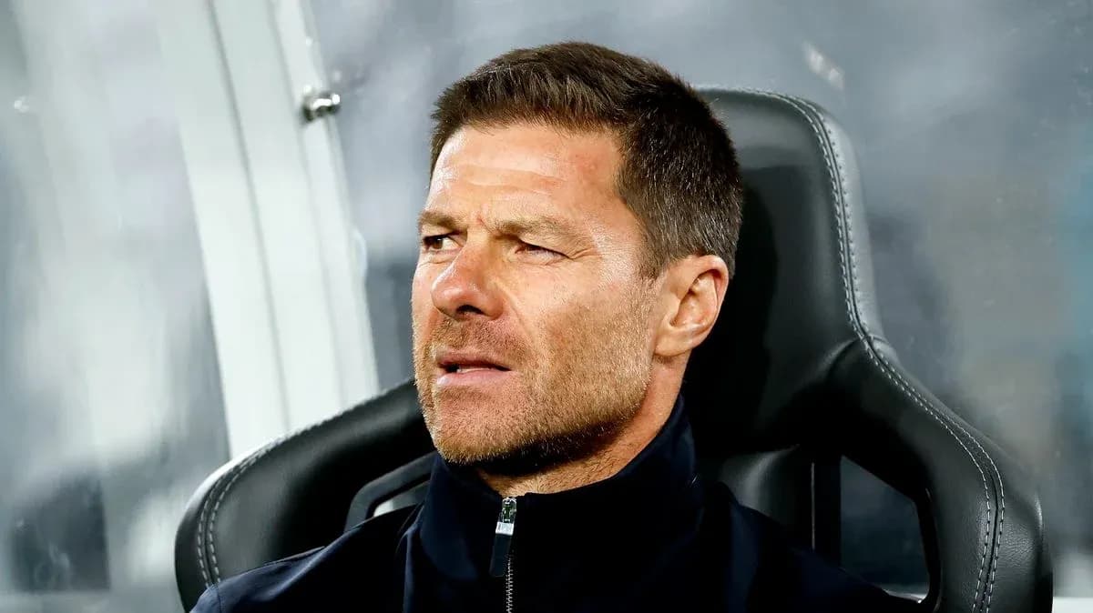 Entrenador sentado en el banquillo durante partido Entrenador sentado en el banquillo durante partido