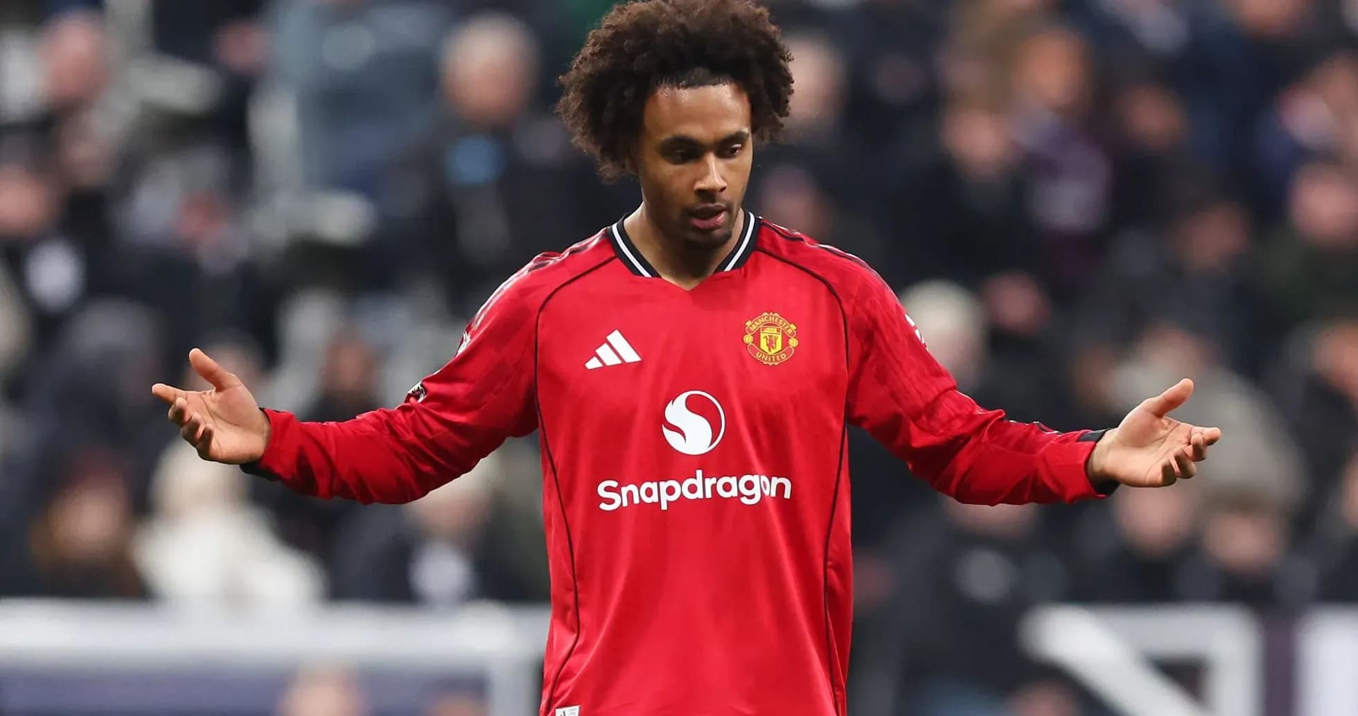 Jugador de Manchester United gesticulando en el campo Jugador de Manchester United gesticulando en el campo
