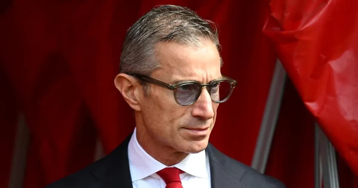Persona con gafas en entorno con fondo rojo Persona con gafas en entorno con fondo rojo