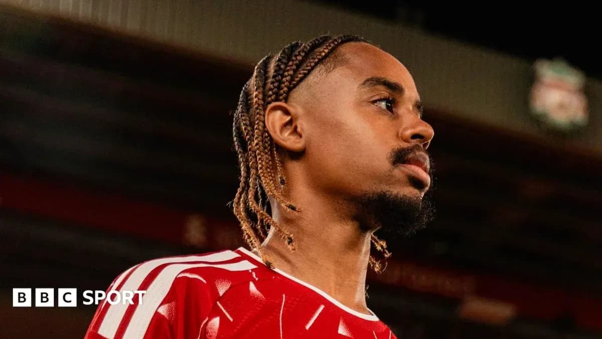 Jugador con trenzas en camiseta roja de equipo Jugador con trenzas en camiseta roja de equipo